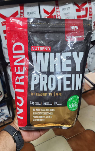 پروتیین وی ناترند شکلاتی همراه با اسکوپ مارک دار